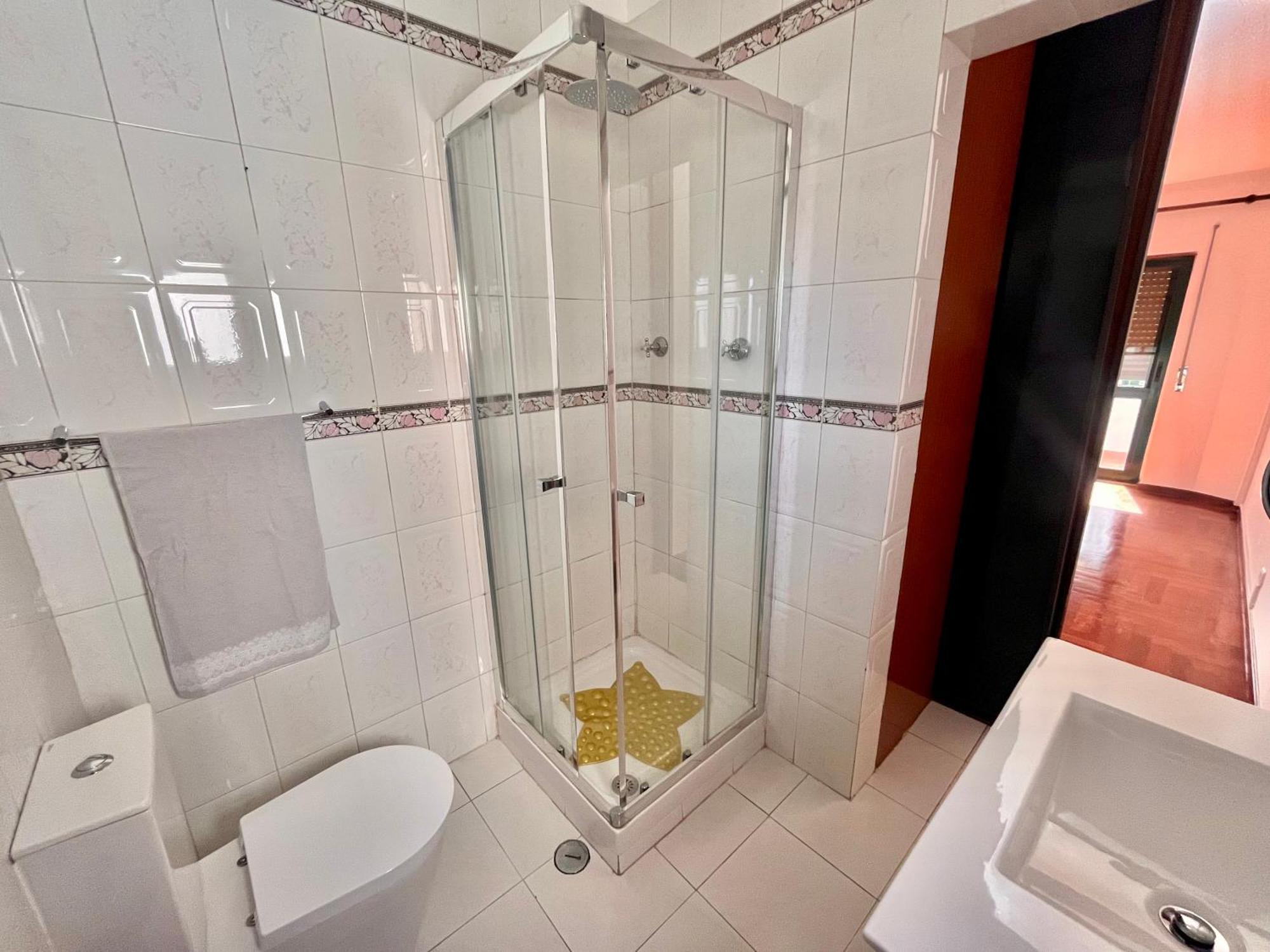 Quarto Boa Localizacao Com Cozinha E Casa De Banho Apartment Caparica Ngoại thất bức ảnh