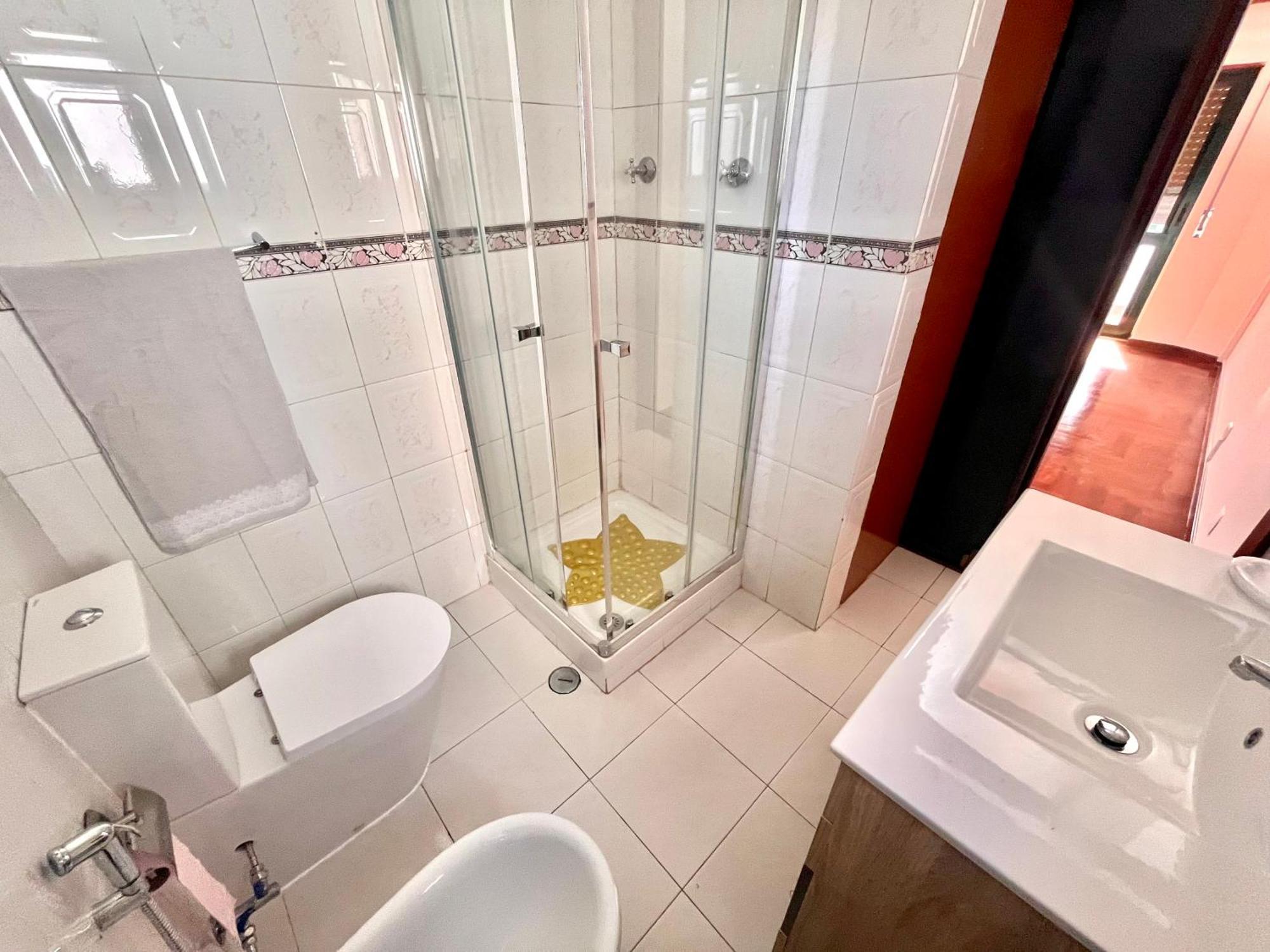 Quarto Boa Localizacao Com Cozinha E Casa De Banho Apartment Caparica Ngoại thất bức ảnh